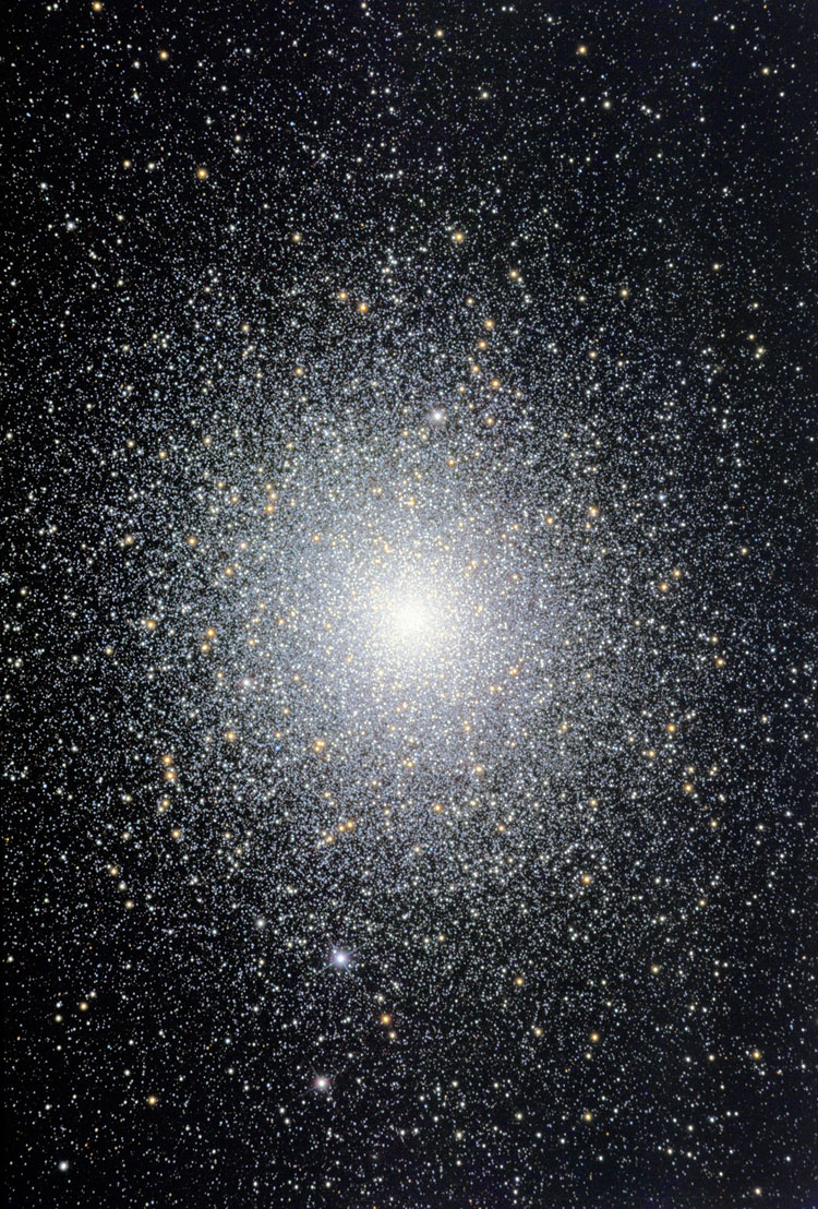 Observatorio Antilhue image of globular cluster NGC 104, also known as 47 Tucanae><br>Below, a 36 arcmin square DSS image centered on the cluster <small>(As usual, North is at the top in this image)</small><br><img src=../atlas/ngc104wide.jpg border=1 width=750 height=750 alt=